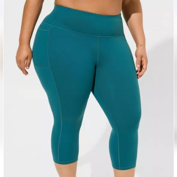 Torrid Capri Side Pocket Active Legging - Picture 2 of 5